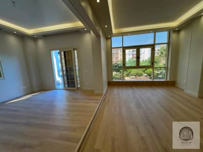 شقة للبيع في الحي الخامس عمارات 220 متر دور اول 3 غرف و3 حمام تشطيب سوبر لوكس مطبخ Built in ومكيفة بالكامل