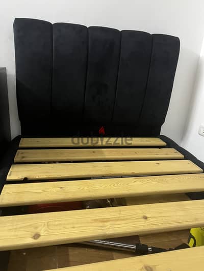 سرير اسود جديد