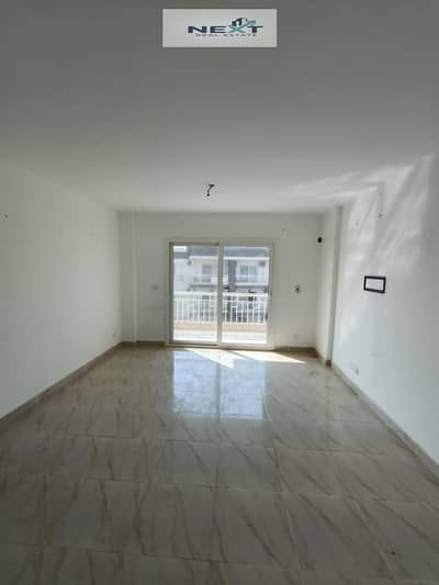 A fantastic opportunity in Madinaty: a 116m² apartment in a prime B10 location—right next to the amenities—at a truly unbeatable price.