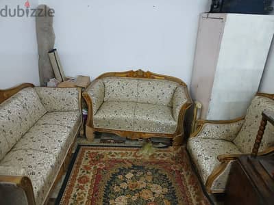 صالون مكون من 2 كنبه و2 كرسي حالته زي الجديد تماما
