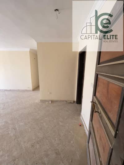 Quick sale: 130-square-meter apartment on a middle floor, sold directly by the owner (no power of attorney involved). Located in Dar Misr Al-Qaranful,