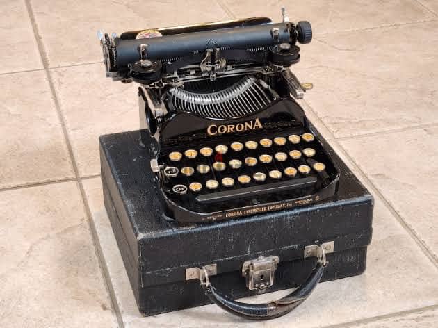 Typewriter Antique Corona 3
