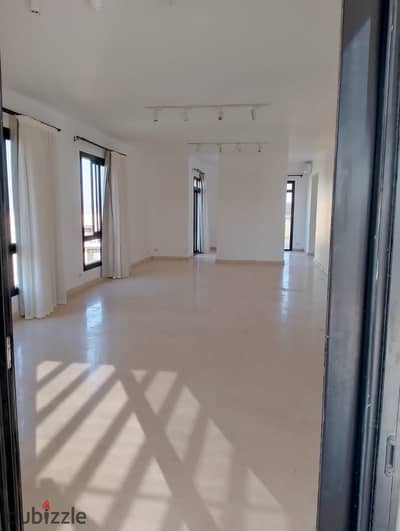Ready-to-move apartment at an attractive price in Owest Orascom