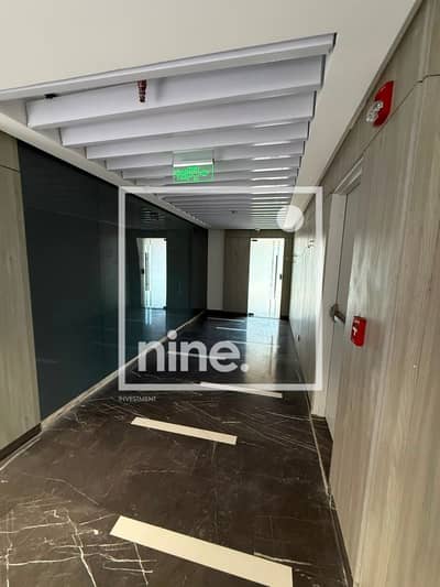 على شارع التسعين الجنوبي فلور للإيجار تشطيب وايت بوكس White Box  في التجمع الخامس  القاهرة الجديدة New Cairo  دقائق من الجامعة الأمريكية بالقاهرة AUC