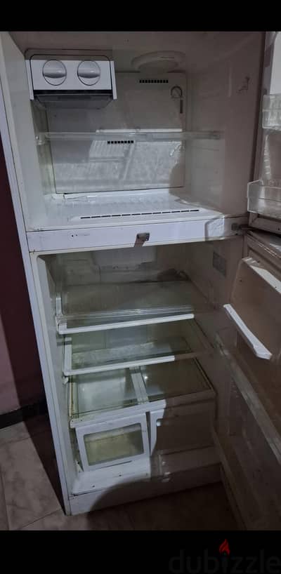 ثلاجة لقطة للبيع بخصم ٢٠٠٠ج