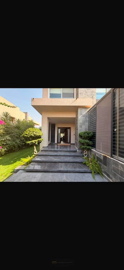 فيلا مفروشة بالكامل + مكيفة + 4 غرف + 4 حمامات + موقع مميز بجوار Beverly Hills.