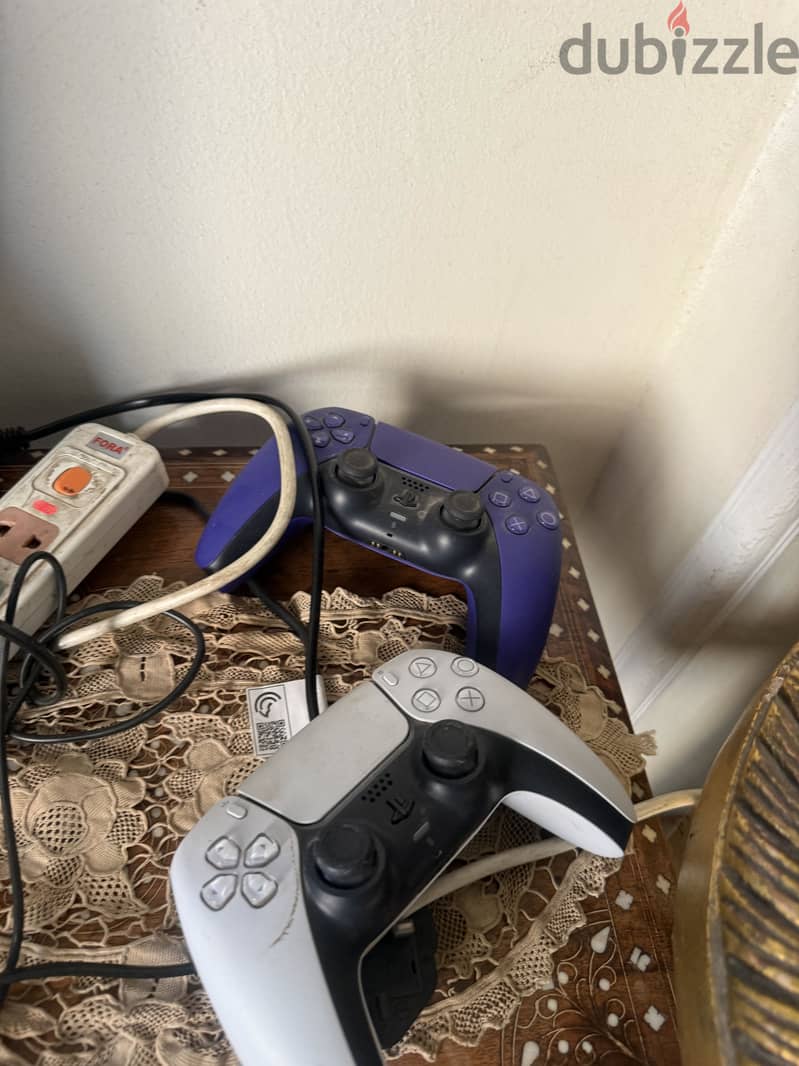 Ps5 slim 1 TB with an extra controller (original with case) 1