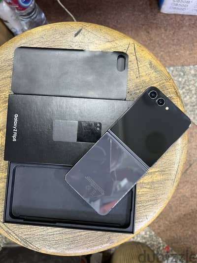 Galaxy Z Flip 5 Black 512G كالجديد