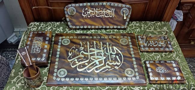 طقم مكتب عربي أنيق بتصميم كلاسيكي وزخارف مميزة