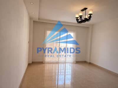 للبيع شقة كاش في مدينتي – B11  شقة مميزة للبيع من المالك مباشرة، في موقع هادئ ومميز بمرحلة B11، مجموعة 113،   وقريبة جدًا من مول All Seasons