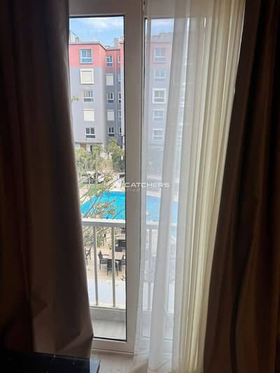 شقة متشطبة بالفرش والاجهزه استلام فوري Lagoon View للبيع في كمبوند امورادا التجمع الخامس Amorada قريبة من كمبوند المراسم