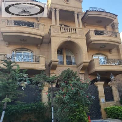 شقة للبيع التجمع الخامس  الحي الأول بالقرب من التسعين  بريم لوكيشن  نصف تشطيب