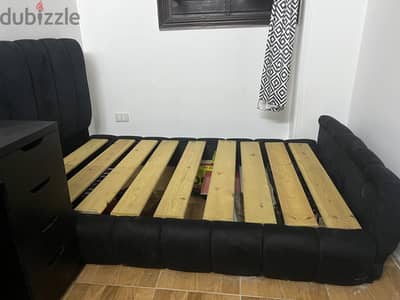 سرير اسود جديد