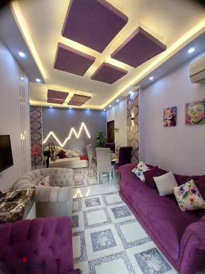 Furnished apartment for rent in the finest stages of Degla in Al-Maz – Ground floor with garden (zero furnishing) Excellent opportunity for comfortable and upscale living in the heart of 6th of October city, ground floor apartment with a private garden, characterized by an excellent location and close to services. Five minutes from the Wahat roundabout close to the four malls for communication 0102