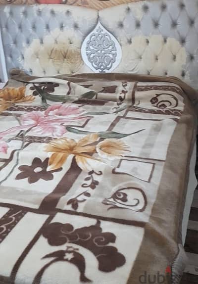 سرير ابيض  كابتونيه