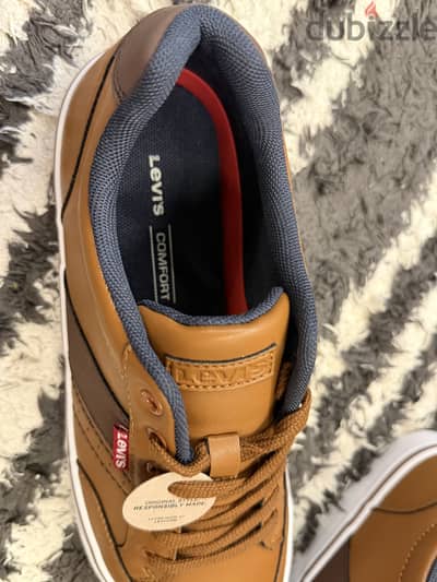 New Levi's Mens Low-Top Casual Sneakers in brown with navy and dark