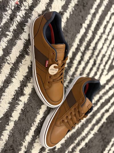 New Levi's Mens Low-Top Casual Sneakers in brown with navy size 41