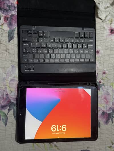 iPad 7th Gen 32GB + Keyboard + Original Charger