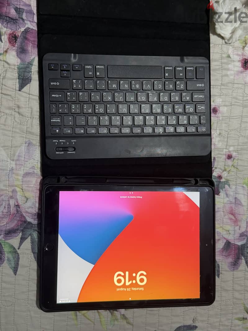 iPad 7th Gen 32GB + Keyboard + Original Charger 3