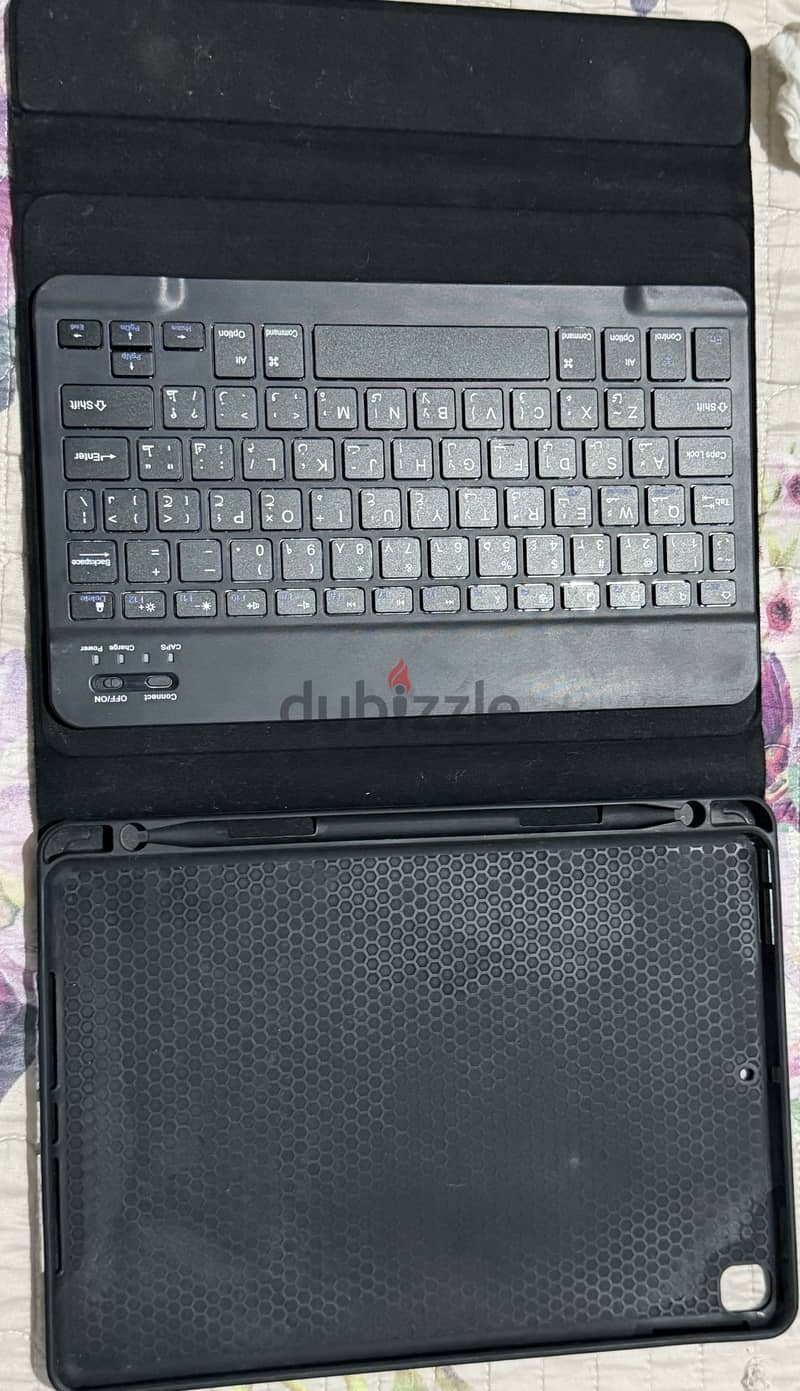 iPad 7th Gen 32GB + Keyboard + Original Charger 5