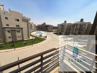 شقة 215م للبيع في كمبوند فلورز بارك - 4 غرف و3 حمامات وفيو جاردن مع باكية جراج ملك