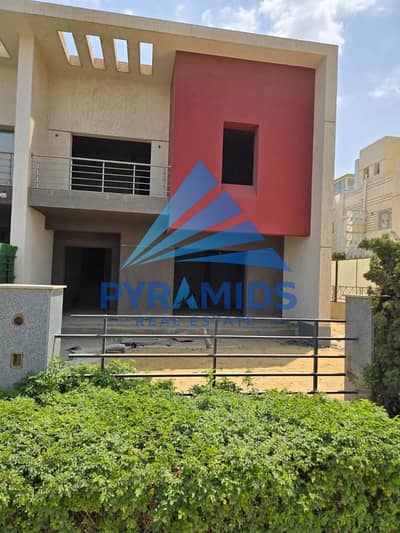 Modern townhouse villa 191m without finishing in Madinaty steps away from services at a commercial price