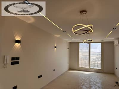 شقة للإيجار بالمطبخ والتكيفات كمبوند  تاج سيتي - Lake Park   اول سكن  تشطيب الترا سوبر لوكس