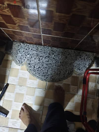 باب شقة خشبي كلاسيك حفر محمل كامل بالملحقات والبرور (بحالة ممتازة)
