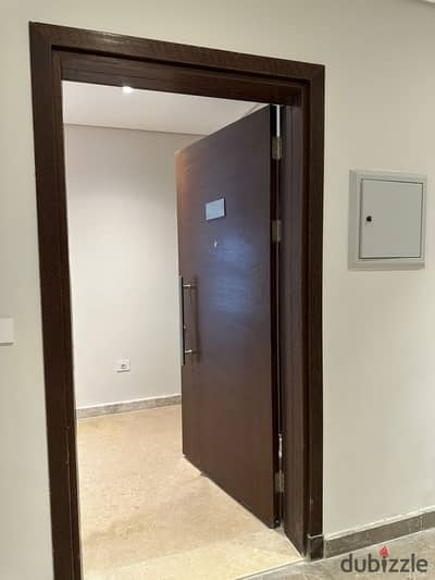 Prime finished apartment with air conditioning and kitchen for sale in Zed Towers, prime view