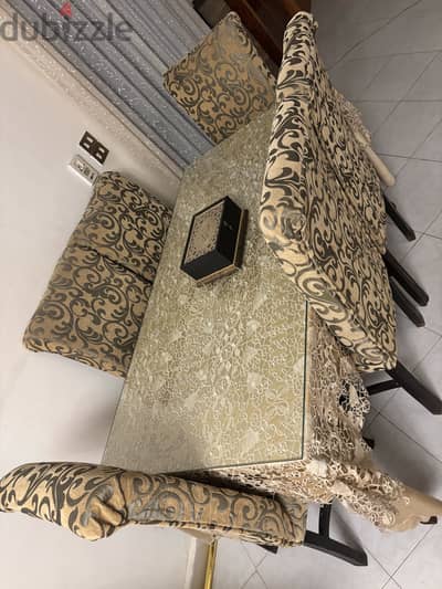 سفره مكونه من ٦ كراسي