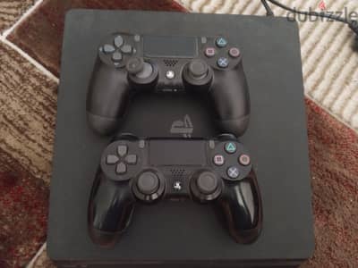 PS4 Slim 500 GB + 2 Controllers + 3 Games (Cds)