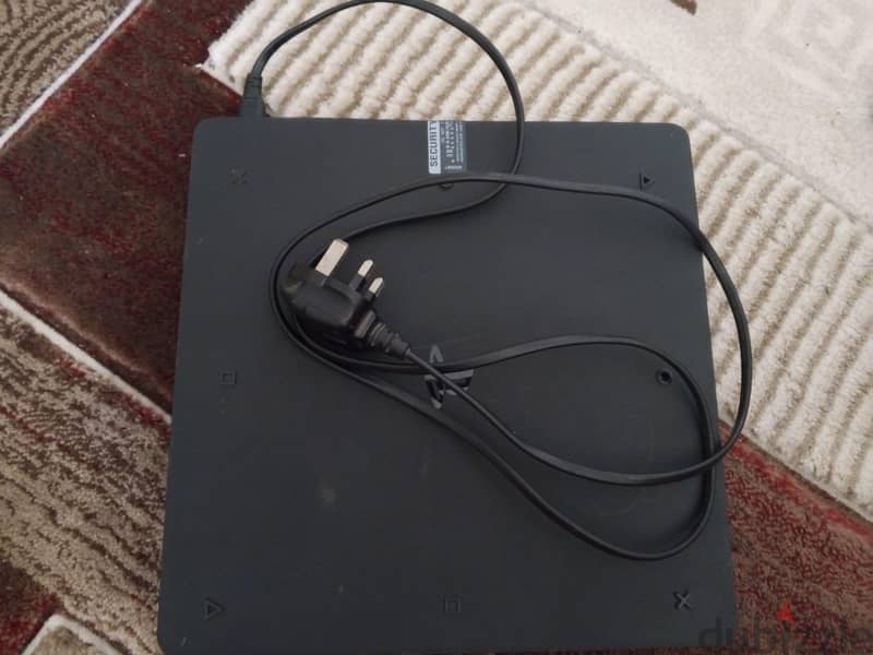 PS4 Slim 500 GB + 2 Controllers + 3 Games (Cds) 2