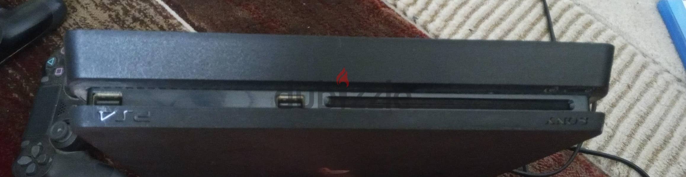 PS4 Slim 500 GB + 2 Controllers + 3 Games (Cds) 3