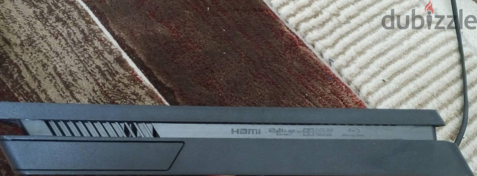 PS4 Slim 500 GB + 2 Controllers + 3 Games (Cds) 9
