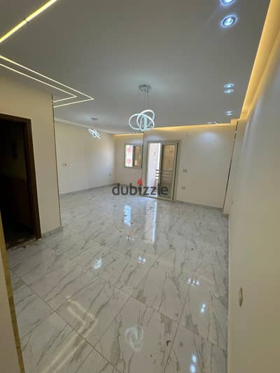 شقة للبيع 175 متر في المقطم الهضبة الوسطى  الدور الثالث، واجهة بحرية، تشطيب فاخر وجاهزة للسكن فورًا.   الشقة تتكون من 3 غرف وحمام ومطبخ وريسبشن قطعتين.   عداد كهرباء وأسانسير.   العنوان شارع رأسي 33، في موقع سكني راقٍ وهادئ من أفضل مناطق الهضبة الوسطى بالمقط