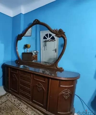 غرفه سفره زان بالكامل  عباره عن بوفيه بمرآه وطرابيزه سفره و٧ كراسى