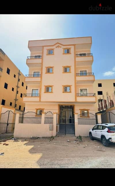 عماره للبيع في مدينه بدر متشطبه سوبر لوكس الحي المتميز على مساحه ٣١٥م منطقه ١ رقم  ٧٦ الدور على شقتين مساحه الشقه ١٥٠ م العماره بها ٨ شقق وبدروم روف ر