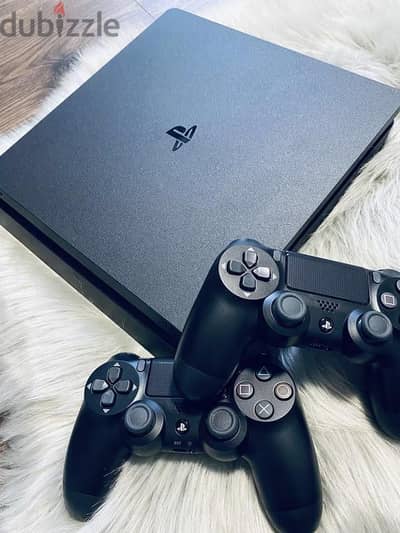 للبيع جهاز ps4 slim مفيهوووش خربوش متفتحش بدون اي صيانات استعمال بيتي