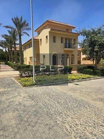 فيلا ستاندالون ريسيل مودرن للبيع في  لوكيشن مميز هايد بارك القاهرة الجديدة بسعر القديم  اقل سعر في السوق لسرعة البيع