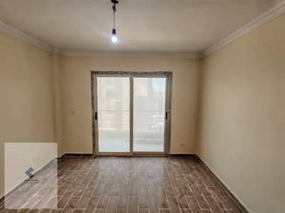 Apartment for rent in Dar Masr Al-Qarnful next to Al-Rehab First residence 130 meters Model A Third floor with elevator 3 rooms, including master, and 2 bathrooms and 2 balconies with a clear sea view and an open finish.