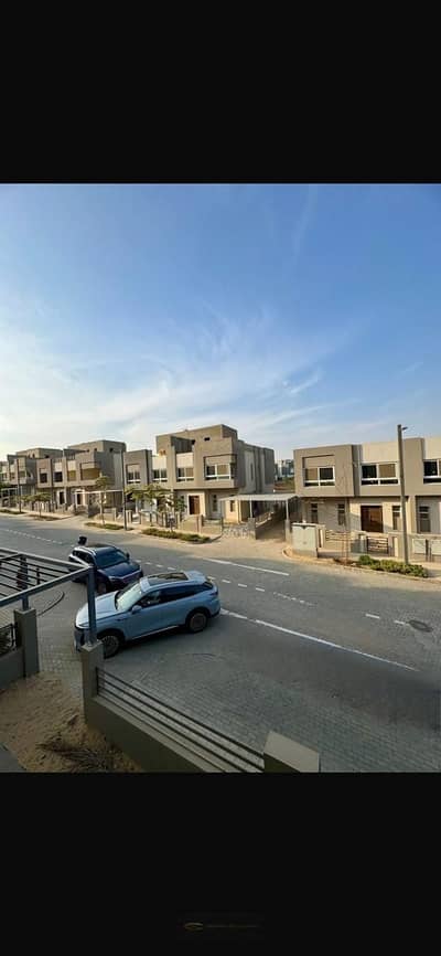 Townhouse for sale corner in Itaba Compound - New Zayed 306m buildings 275m land Corner 4 rooms 4 bathrooms nanny room with bathroom