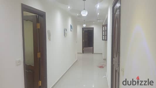 بعمارة خاصة شقة على مساحة نص العمارة 320متر تحميل قديم  امكانية التقسيم لشقتين او عمل غرف زيادة موقع مميز بمنطقة ط الوسطاء يمتنعون