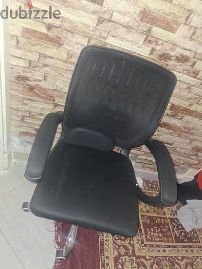 كرسى اسود ب مسند استعمال سنة جميل جدا
