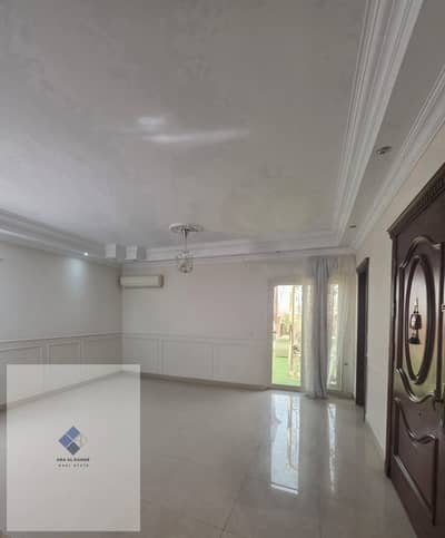 Apartment for rent in Jasmine Villas 7, First Settlement, second number from the Ninety in front of the Grill House and Dusit Hotel, 150 square meters, third floor and 50 square meter terrace, 3 rooms and 2 bathrooms with a view