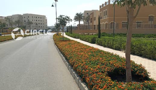 تاون هاوس واسع بمساحة مباني 225m تشطيب كامل مجهز بالتكييفات المركزية وخزائن المطبخ في كمبوند ميفيدا القاهرة الجديدة