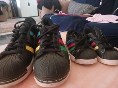 كوتشي Adidas اصلي  كوتشين اخوات واحد صغير مقاس ٢٤ و الكبير مقاس ٣٩