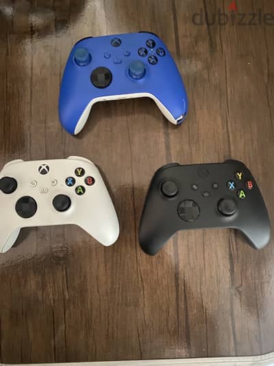 3 xbox controllers
