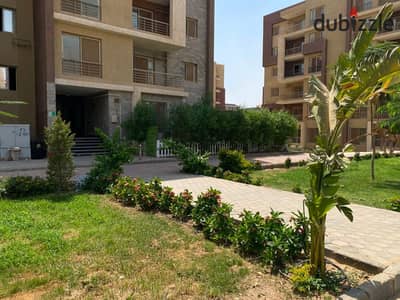 For sale at a bargain price in the Compound Dar Misr Al-Andalus, New Cairo, directly on the southern ninety and Hyde Park. 140m, a very strong investment opportunity, corner lot with an open view.