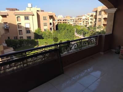 للايجار بالفرش والاجهزه والتكيفات  خطوات من الخدمات بالقرب من نيو وجيزه وطريق الواحات المرحله التالته كمبوند الخمايل