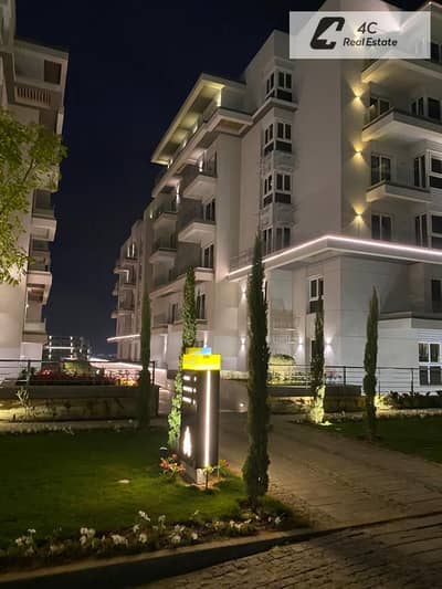 Apartment with private garden, immediate occupancy, Mountain View iCity, at the old contract price including maintenance, garage, and club membership.
